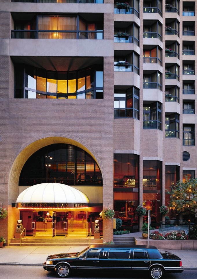 Your driver awaits outside Vancouver luxury hotels-exterior-entrance-Metropolitan-hotel