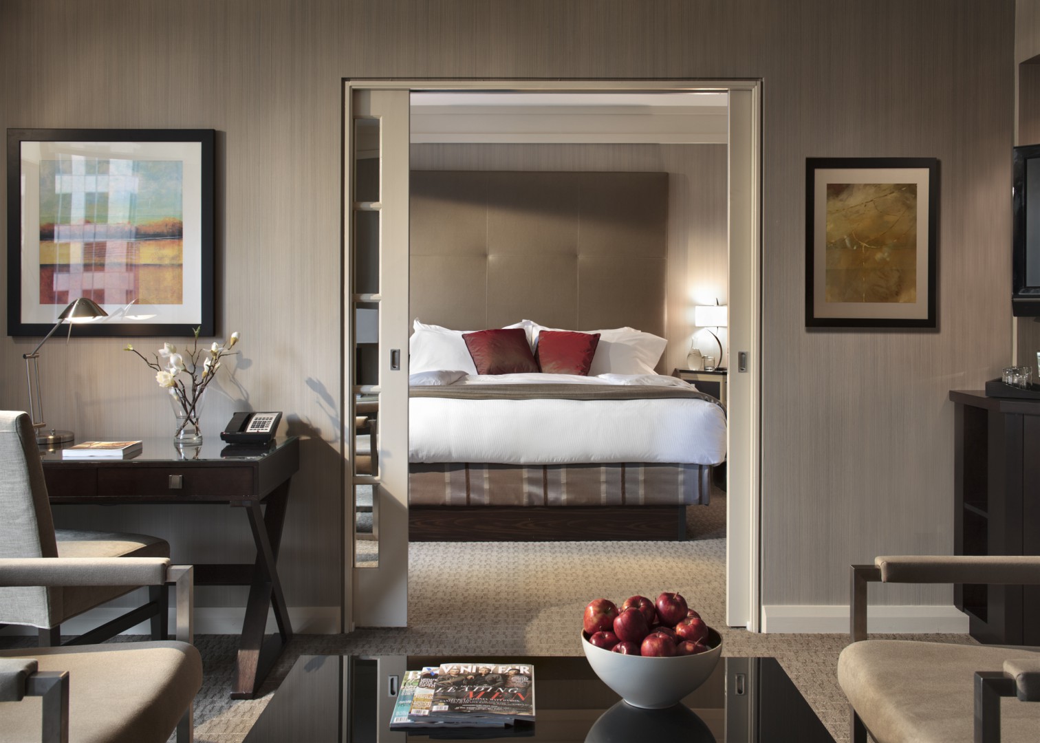 Relax in style at the Metropolitan Vancouver luxury Hotels- the Metropolitan guestroom