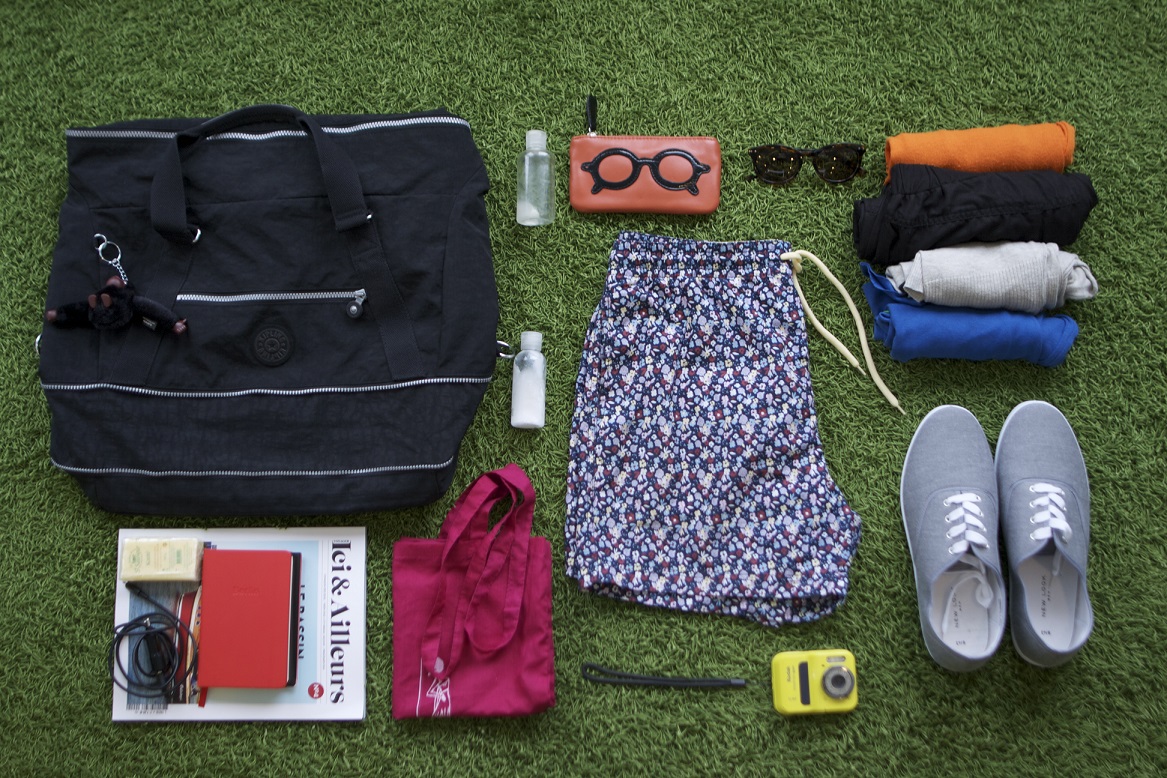 Exemple du contenu d'une valise pour un voyageur Lunettes de soleil, produits de toilette; Comment faire sa valise : le guide pratique complet