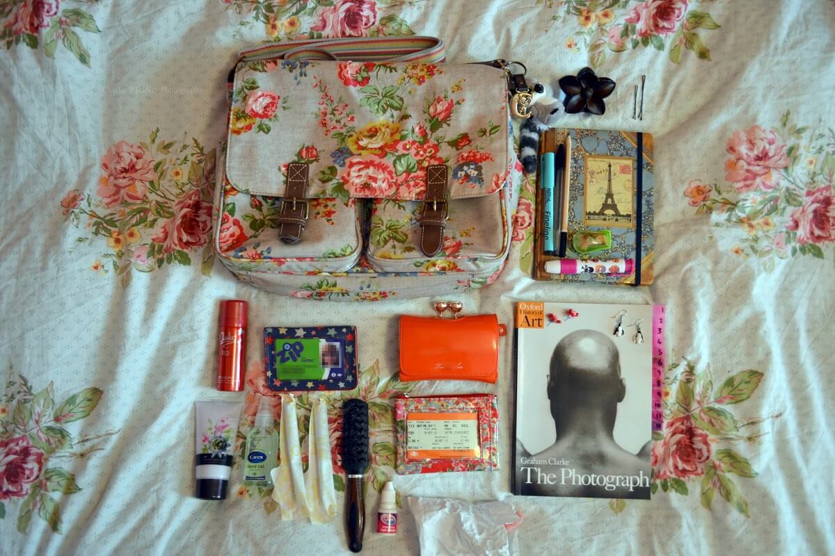 Exemple de contenu d'un bagage à main Bagage à main avec son contenu sur un lit