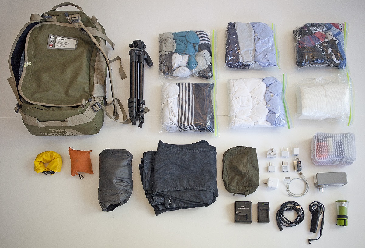 Exemple de contenu d'un sac à dos pour un voyage Sac à dos avec tout son contenu préparé et plié