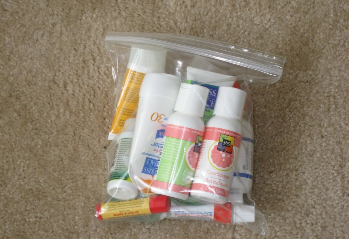 Trousse de toilette Flacons de moins de 100ml dans un sachet en plastique transparent