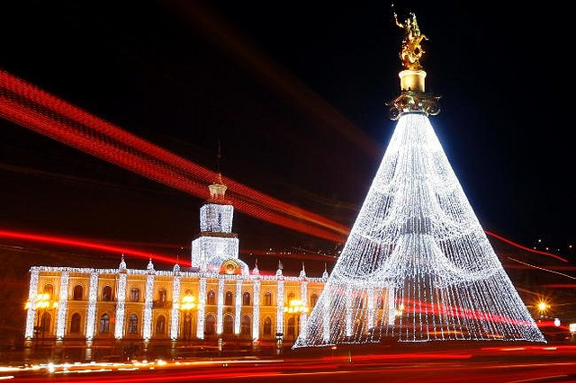 © Harvey Norman via Flickr Sapin de noel fait en guirlandes à Tbilissi