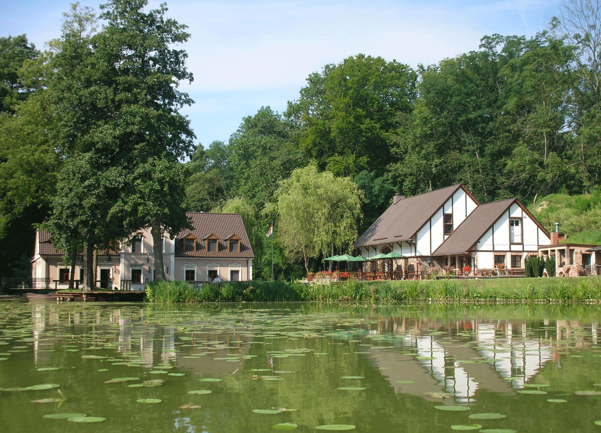 Das Sporthotel Gut Klostermühle in Madlitz von außen.
