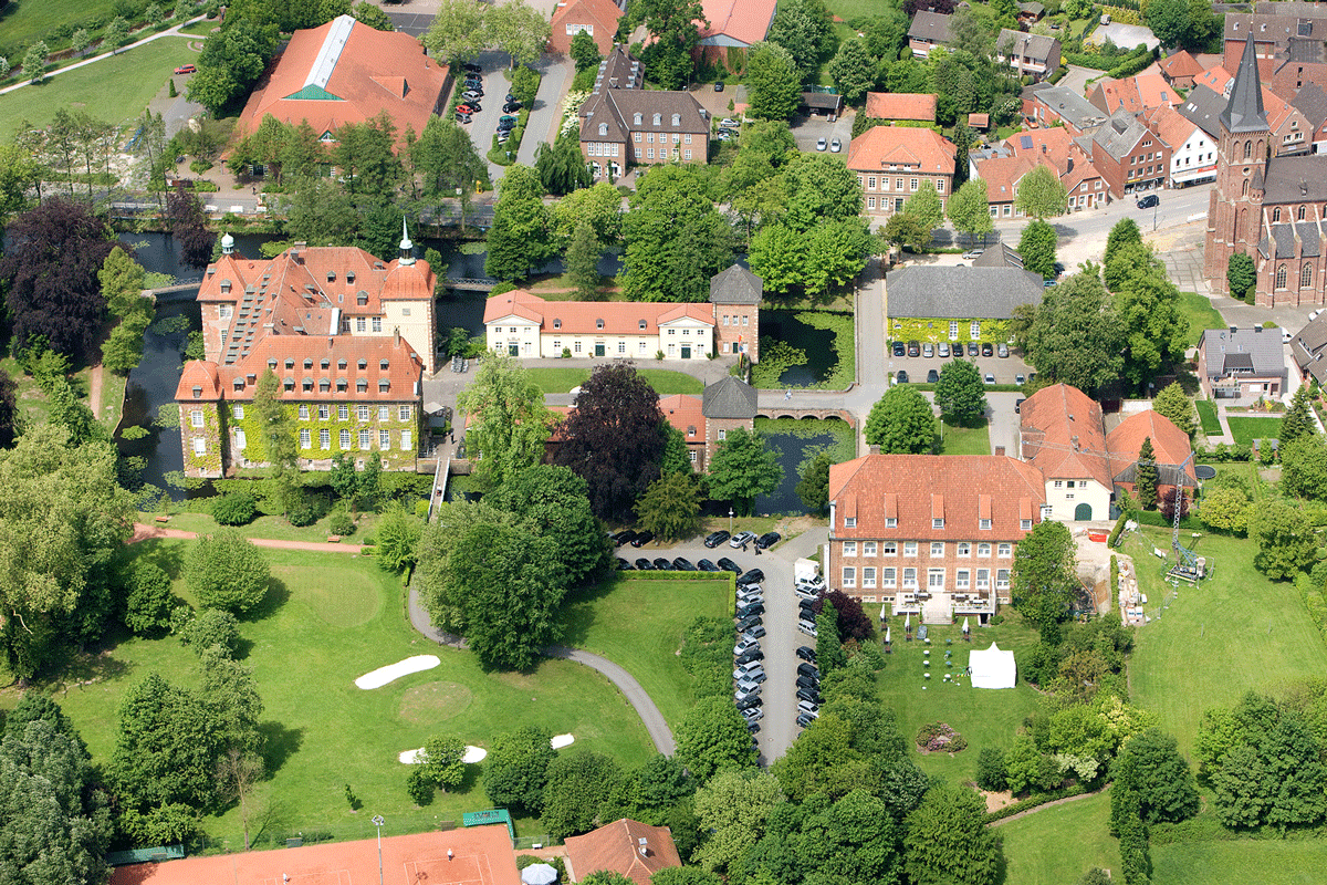 Das Sporthotel SportSchloss Velen aus der Luft.