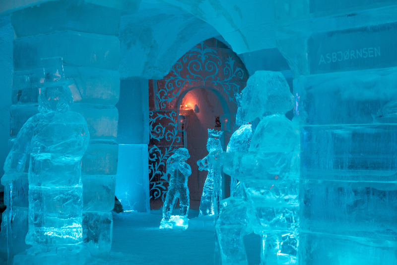 Die Eisbar des Sorrisniva Igloo Hotel