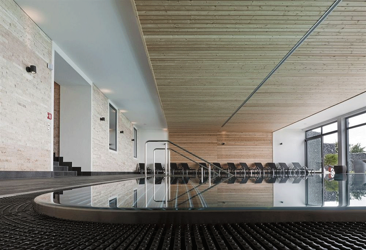 Beheizter Pool des Wellnesshotels am Bodensee Hotel Sonnenhof.
