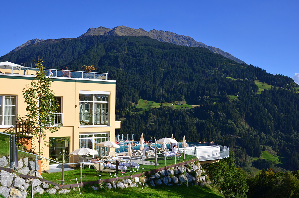 Infinity-Pool des Ferienhotels Fernblick im österreichischen Vorarlberg.
