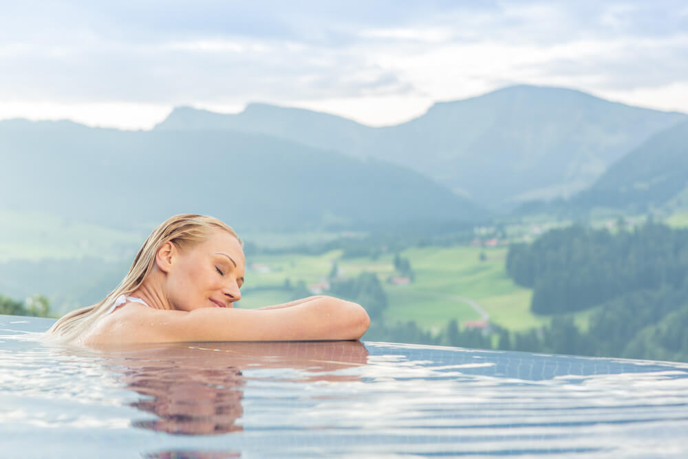 Hotel Bergkristall in Bayern: Frau im Pool
