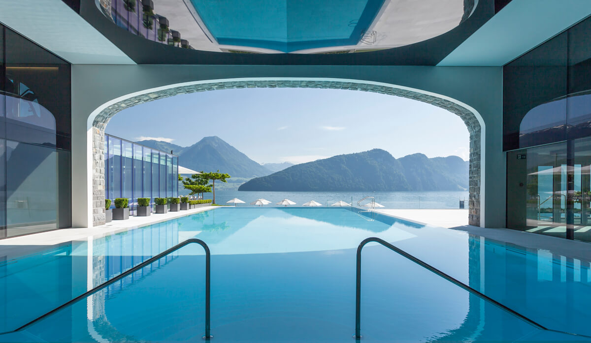 Der Infinity-Pool mit Aussicht des Parkhotels Vitznau in der Schweiz.