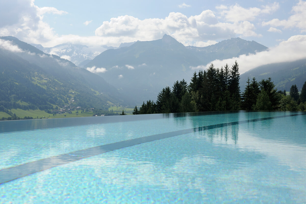 Hotelpool von Das.Goldberg mit Landschaft in Österreich.
