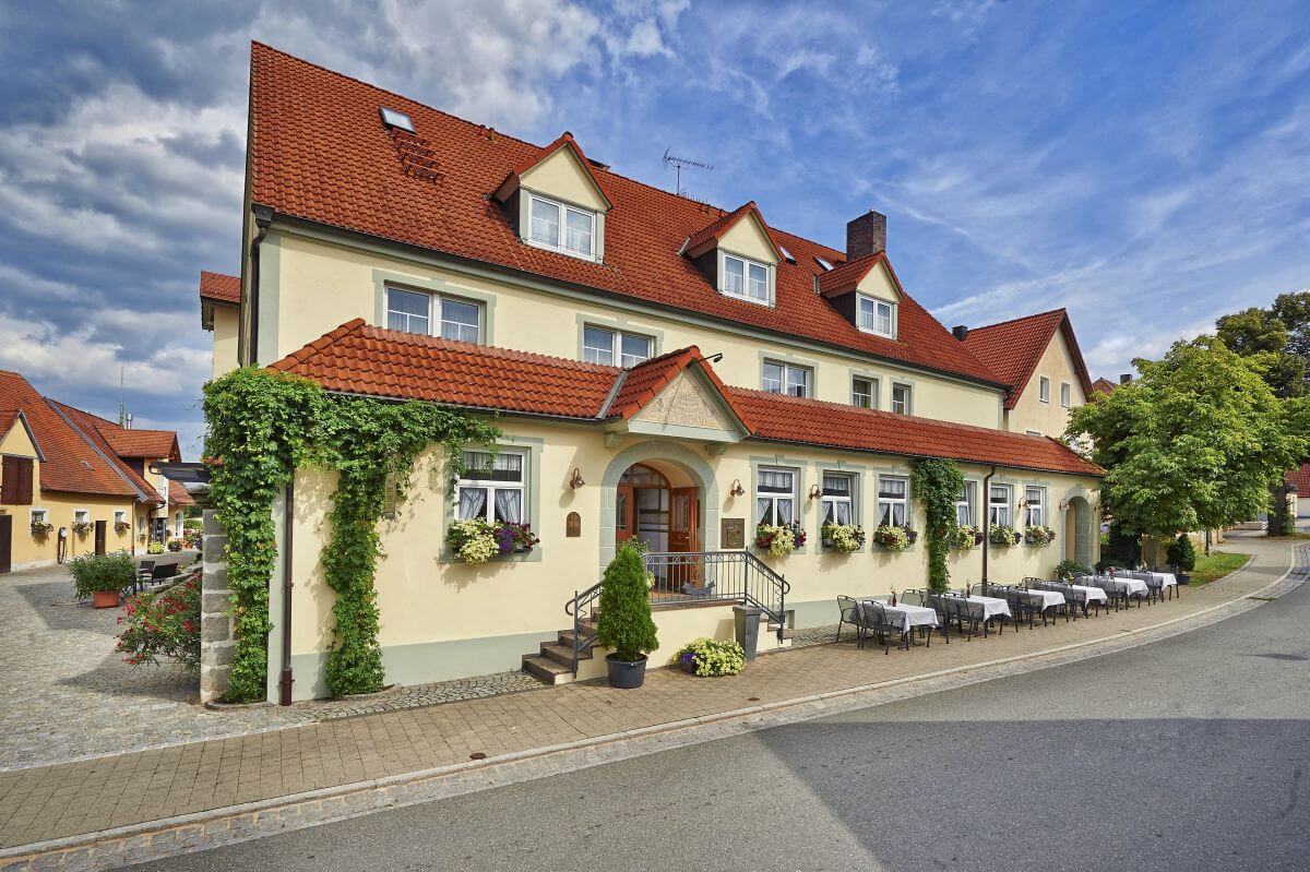Aussenansicht des Hotel zum Loewenbraeu in Adelsdorf