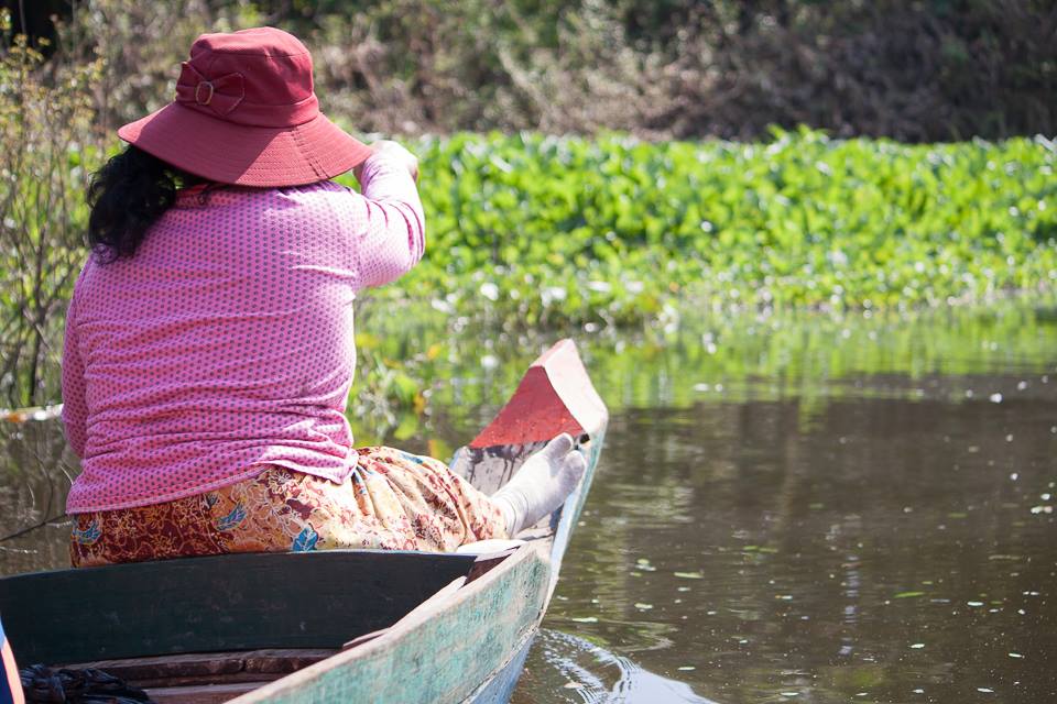 Una delle donne che porta i turisti in canoa– Francesco Venturini © All rights reserved