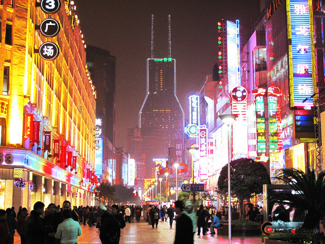 Clicca sulla foto per vedere le offerte Hotel a Shanghai, da 6€ pp! Foto di Shanghai Nanjing Dong Road di notte di Federico Bonotto