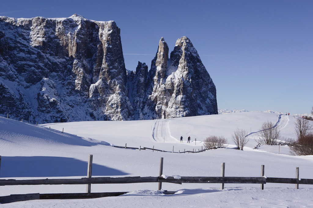 Alpe di Siusi, il paradiso per sciatori, fondisti, snowboarder e camminatori – Fonte: AAM/Frieder Blickle