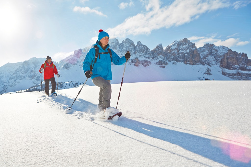 Ampie distese di neve immacolata, lontani dalla folla: ecco l’emozione di un’escursione con le racchette da neve – Fonte: AAM/Stefan Schütz