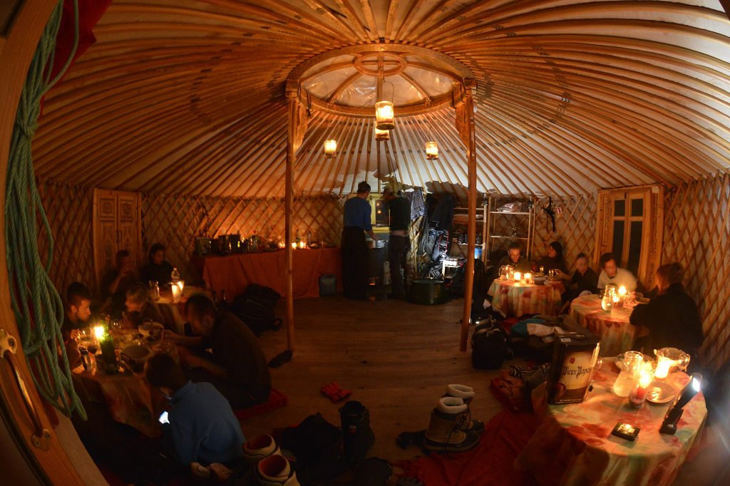 Cena all’interno di una yurta mongola nel Villaggio di Igloo - Fonte: @Office de Tourisme du Queyras