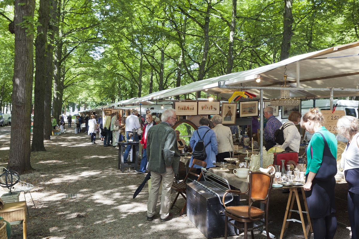 Il mercatino dell’antiquariato nel viale alberato Lange Voorhout