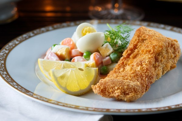 Carpa fritta con insalata russa