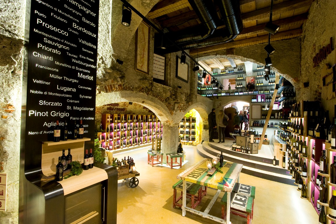 Lo shopping all’interno di antichi palazzi ristrutturati aggiunge più fascino e gusto ai prodotti tipici in vendita – Fonte: Consorzio turistico Plan de Corones/Othmar Harpf