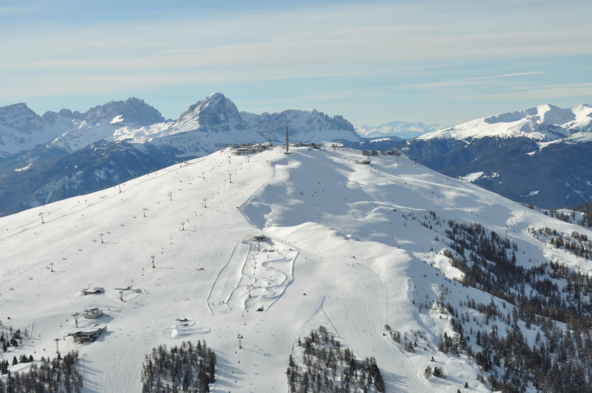 Il Plan de Corones, il paradiso degli sciatori con vista sulle Dolomiti – Fonte: Consorzio turistico Plan de Corones/Skirama