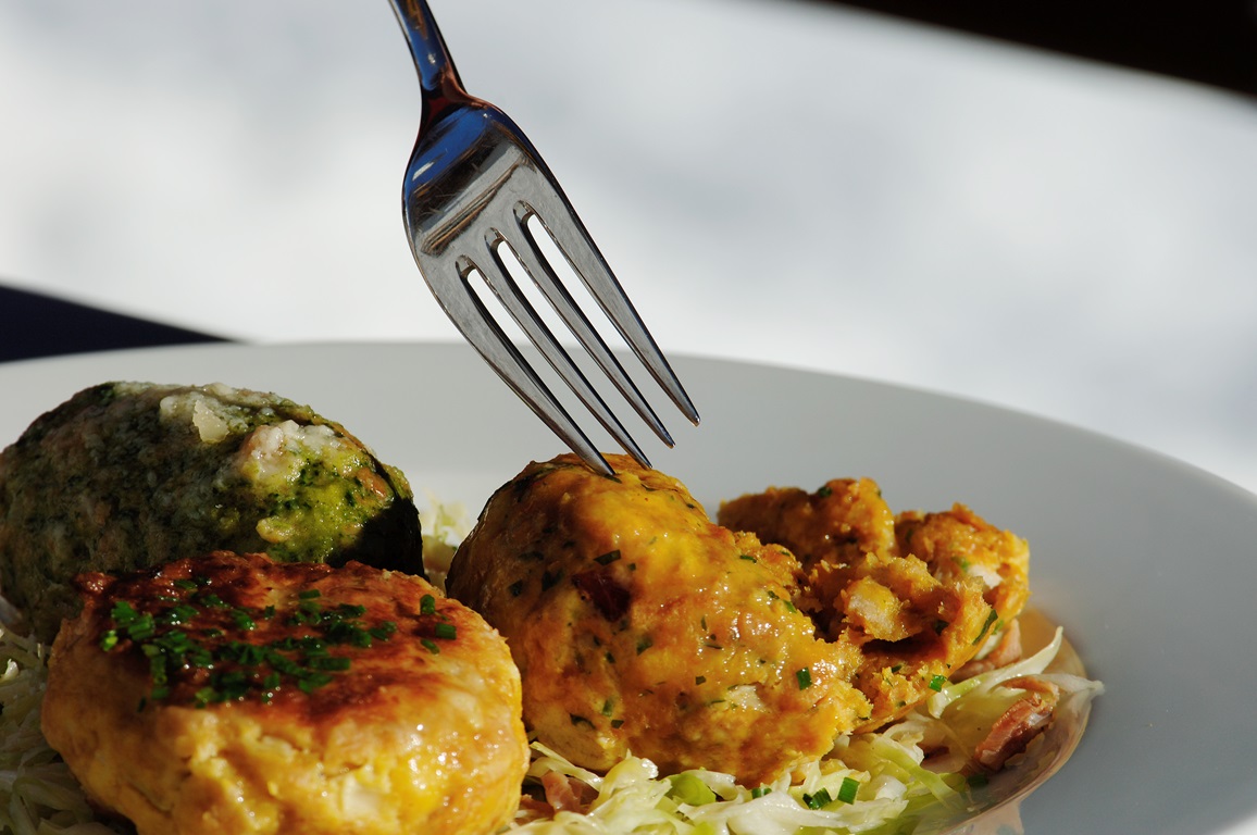 I famosi “Pressknödel”, la specialità del posto: i canederli ripieni di formaggio grigio, pressati, passati in burro e poi bolliti – Fonte: Consorzio turistico Plan de Corones/Udo Bernhart