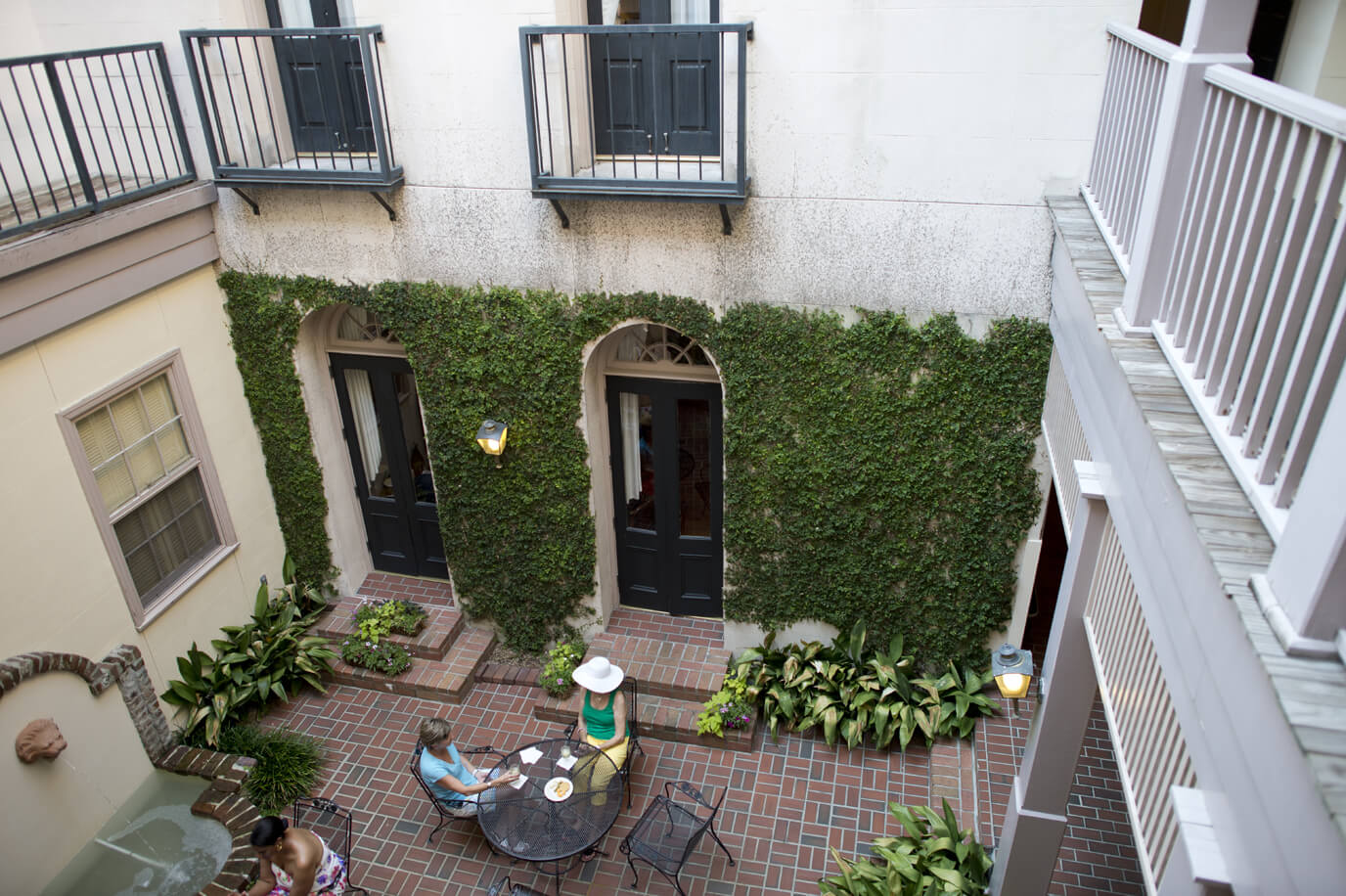 Breakfast in the courtyard Bed and Breakfast Charleston