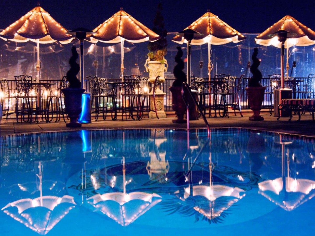 Rootop pool and bar Hotels with a pool in Charleston
