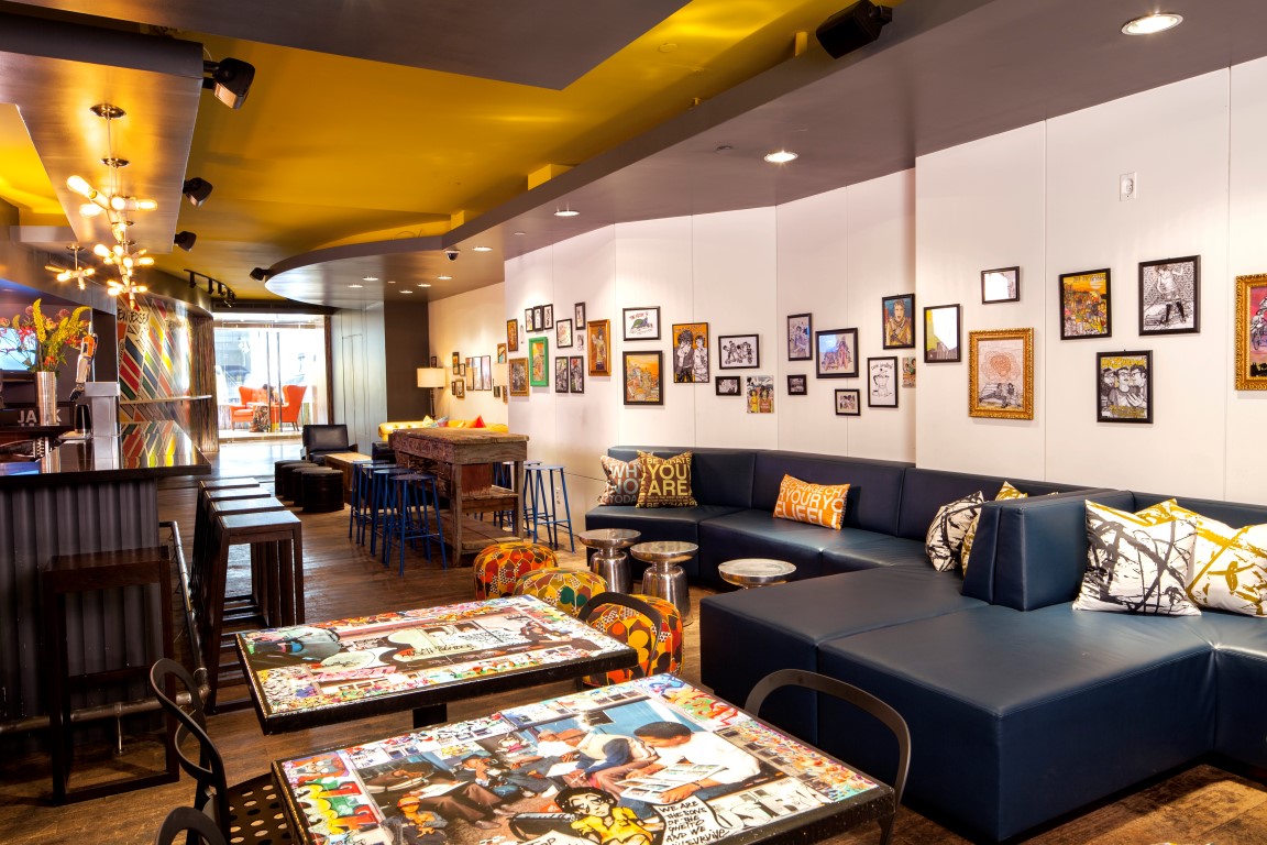 vuelta al mundo en 80 días Bar del hotel Equity Point New York Times Square (EEUU)