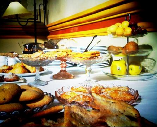 desayuno de hotel Mesa con bollería del desayuno del hotel El Convent.