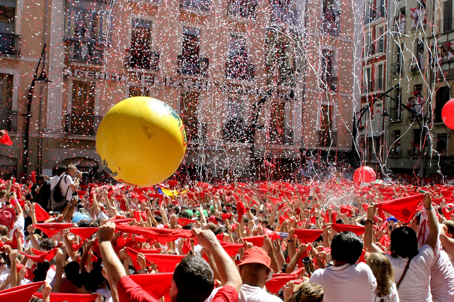 fiestas del mundo Participantes en la plaza del ayuntamiento de Pamplona en el inicio de las fiestas, el famoso chupinazo.