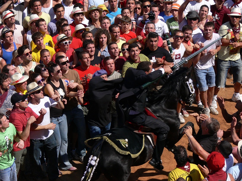 fiestas del mundo Cavaller en pleno juego medieval animado por la gente.