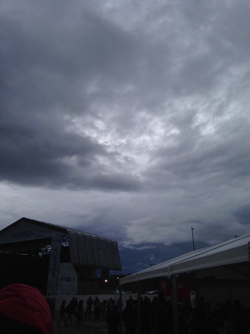 Mirad una foto de las nubes que se nos acercaban y juzgad vosotros mismos. Mirad una foto de las nubes que se nos acercaban y juzgad vosotros mismos.