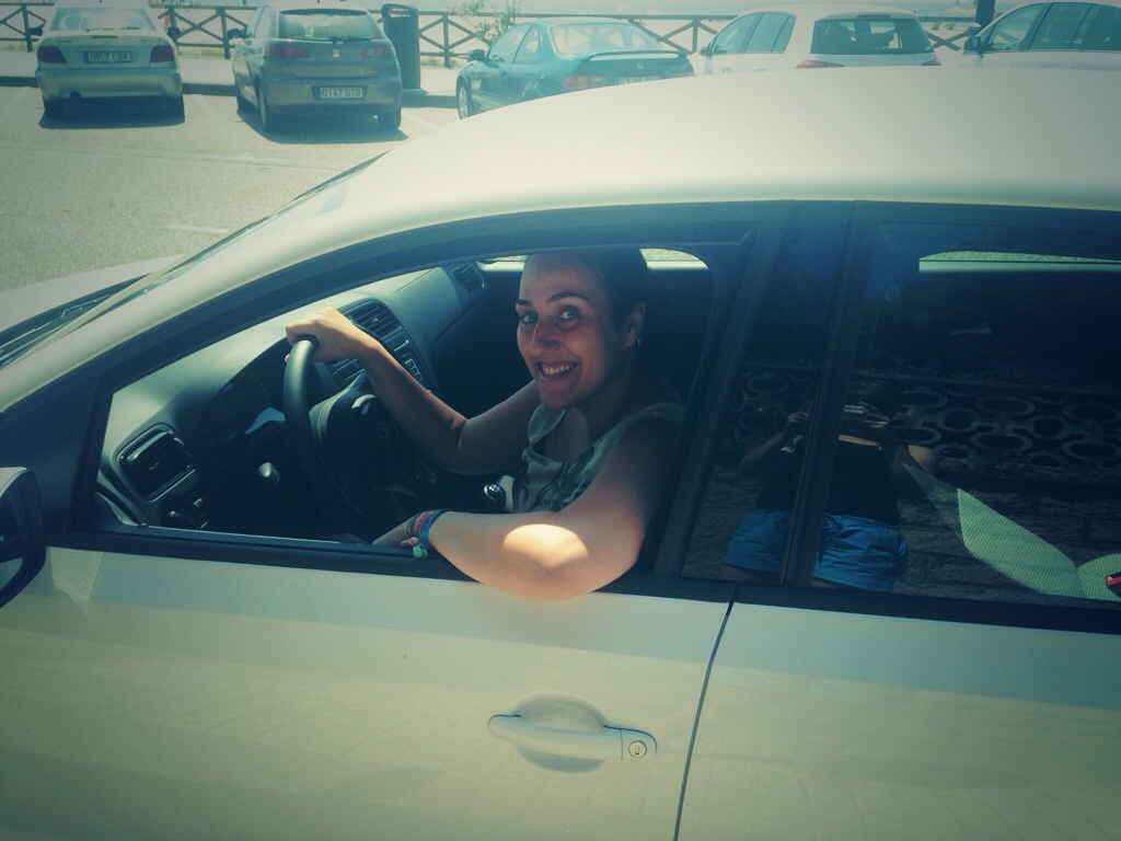 Las chicas del @ColectivoRaro con su polito de Sixt