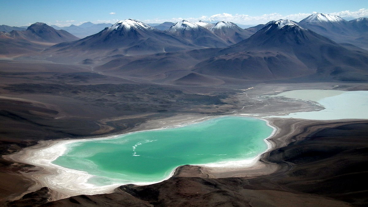 «Laguna Verde from Licancabur» por Albert Backer - Trabajo propio. Disponible bajo la licencia CC BY-SA 3.0 vía Wikimedia Commons.