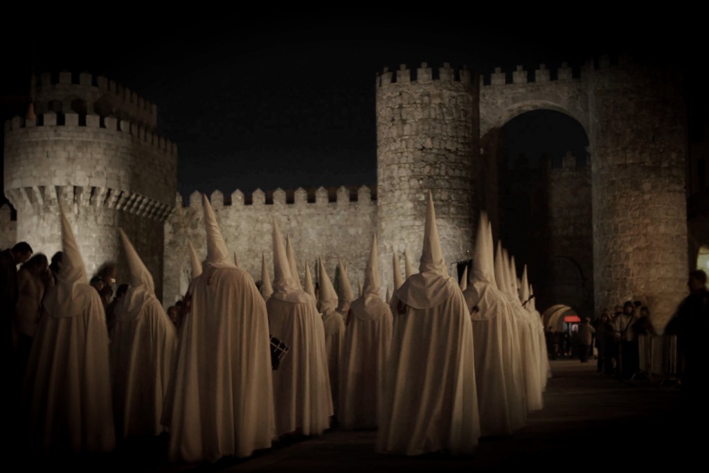 penitentes durante la semana santa de ávila