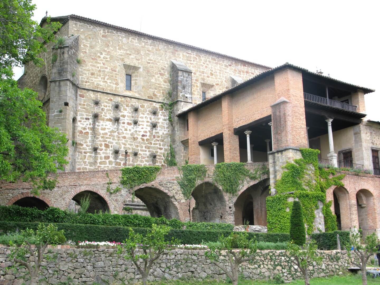 Monasterio de Yuste. Rodaje Carlos Rey Emperador. Plano General. (C) Patrimonio Nacional