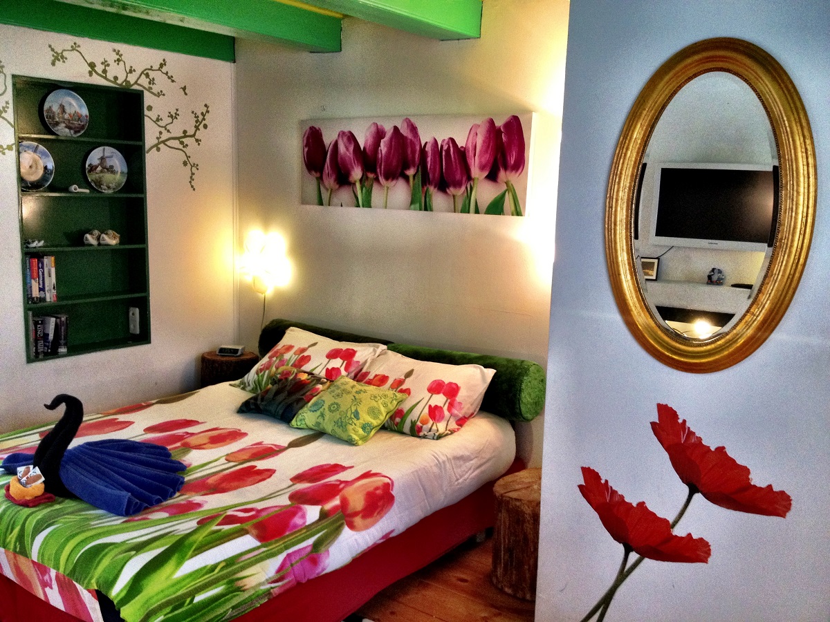 K1 Bed & Mirror