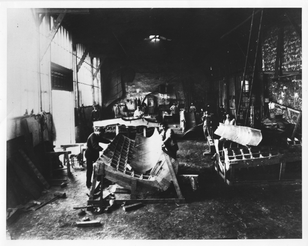 Le chantier Le sculpteur Auguste Bartholdi attelé à la conception de la structure en bois de la Statue de la Liberté, dans son atelier parisien