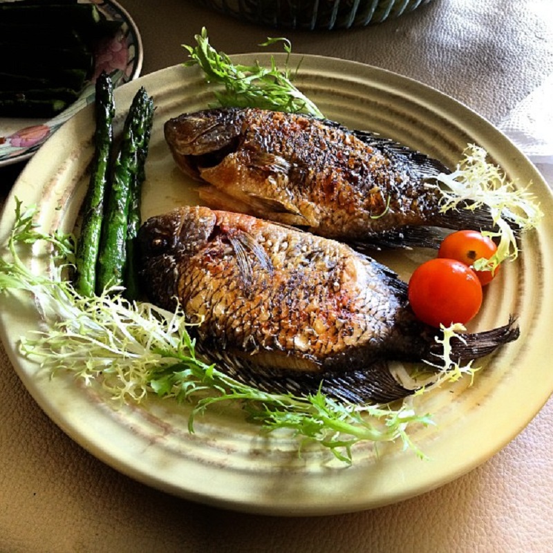 © Axel via Flickr mojarras fritas - asperges - tomates et salade