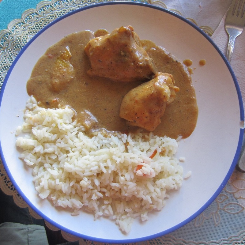 Viande en sauce guatémaltèque riz et pepian