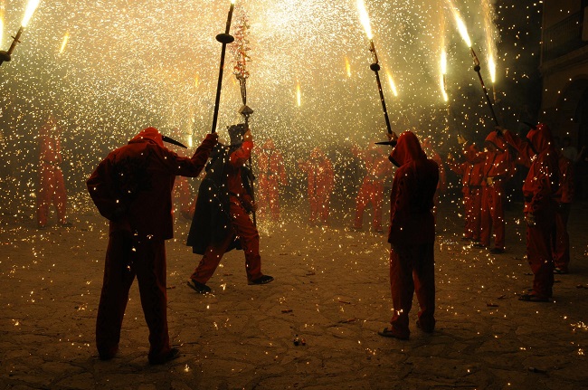 Correfoc à la Festa Major du quartier de Gràcia, Barcelone 