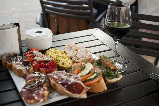 Tapas et verre de vin à Madrid