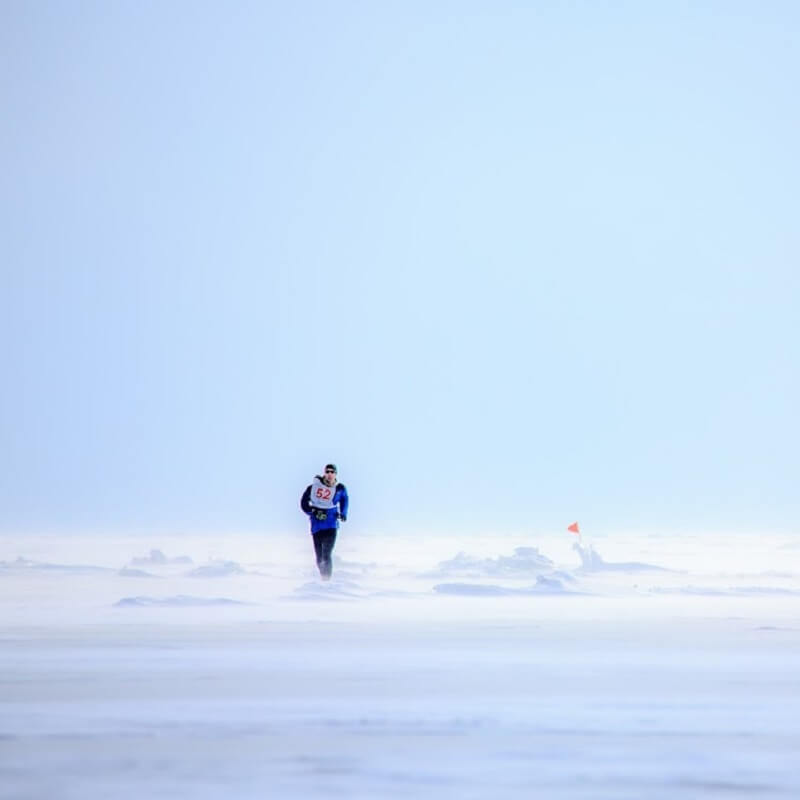 Un coureur sur les eaux glacées du Lac Baikal