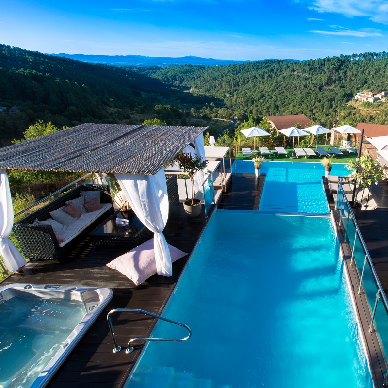  Vue de la piscine et de la valleé au Domaine De Chalvêches **** à Faugères