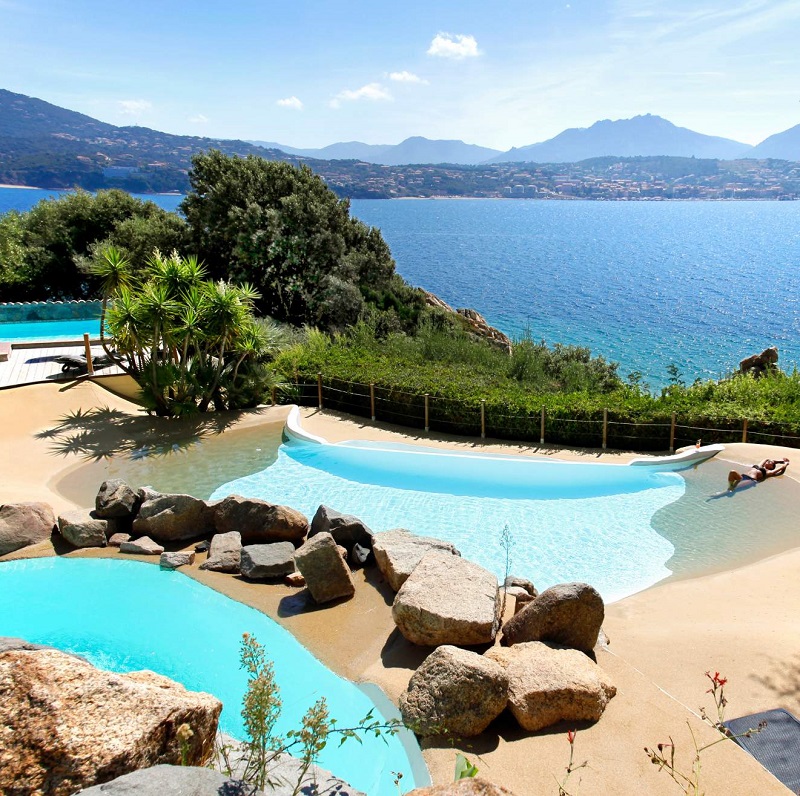 Vue sur la piscine et la mer à l'hôtel Marinca ***** à Olmeto