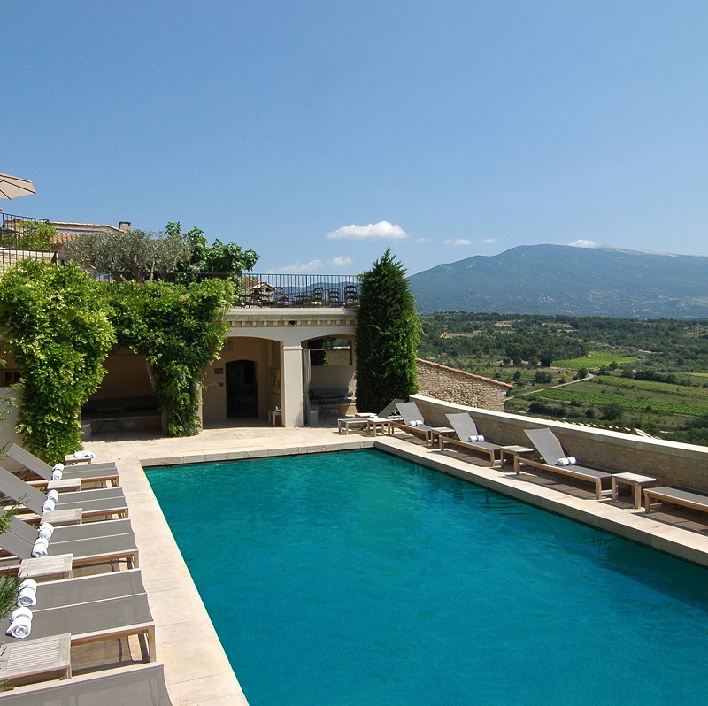 Vue sur la piscine de l'hôtel Relais & Châteaux Crillon le Brave ***** à Crillon-le-Brave