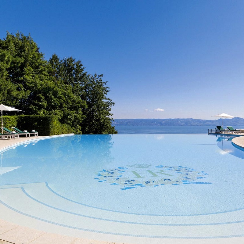 Royal Evian Resort ***** à Evian-les-Bains Vue sur la piscine du Royal Evian Resort ***** à Evian-les-Bains