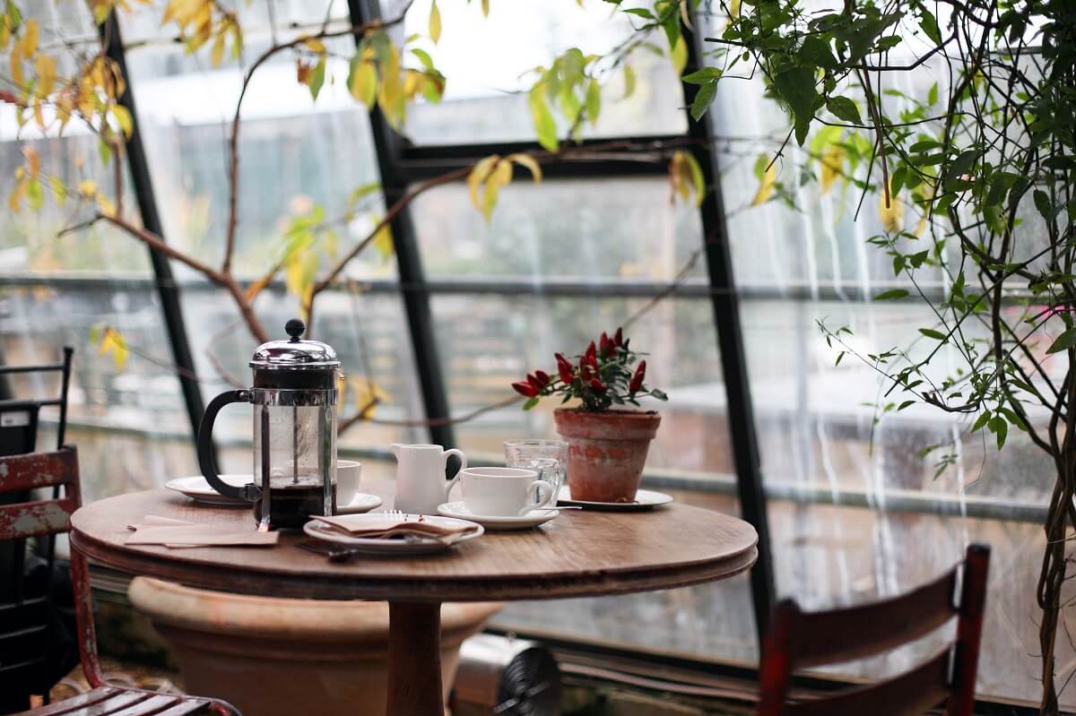 Café © Kris Atomic via Unsplash
