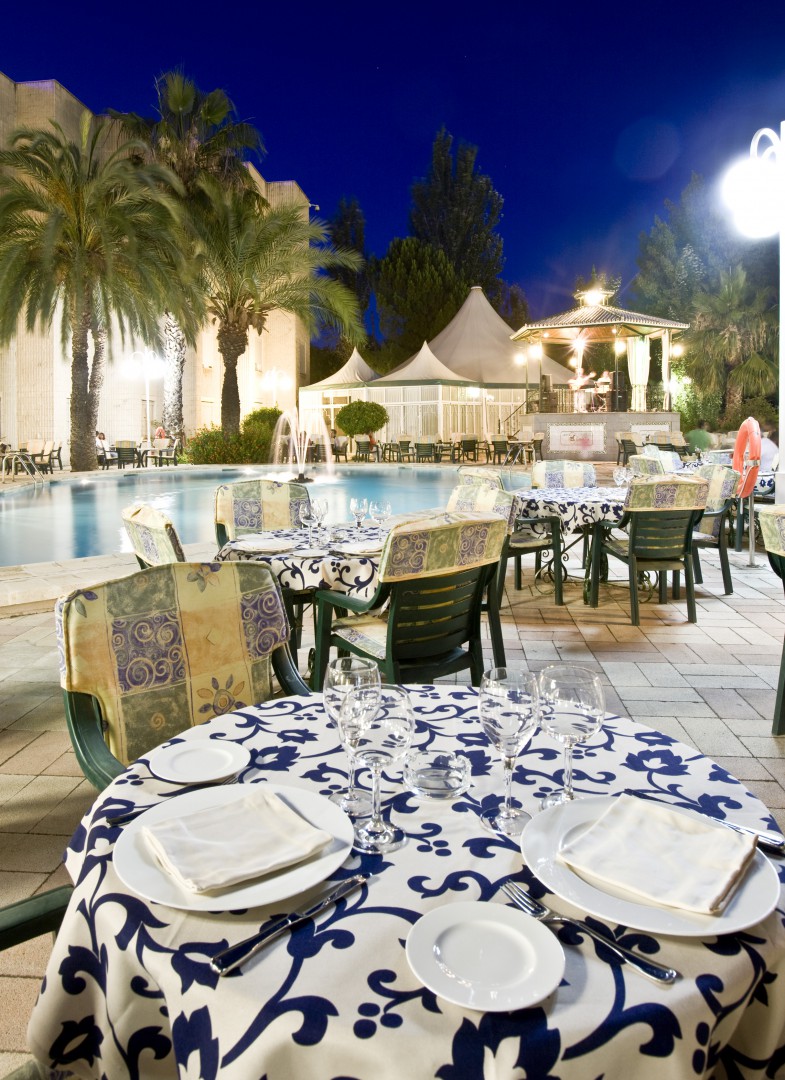 Hotel Las Lomas - Terasse mit Pool im Hintergrund